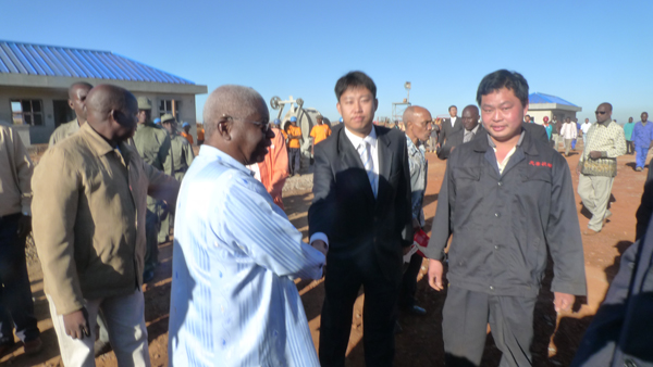 总统参观莫桑比克玉米面粉厂